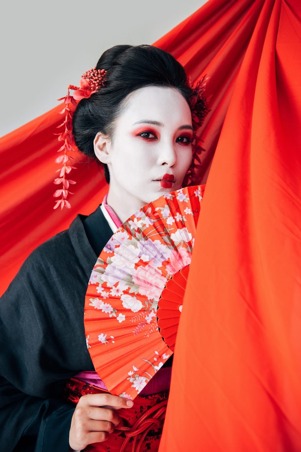 beautiful-geisha-in-black-kimono-with-hand-fan-nea-2023-11-27-05-34-17-utc
